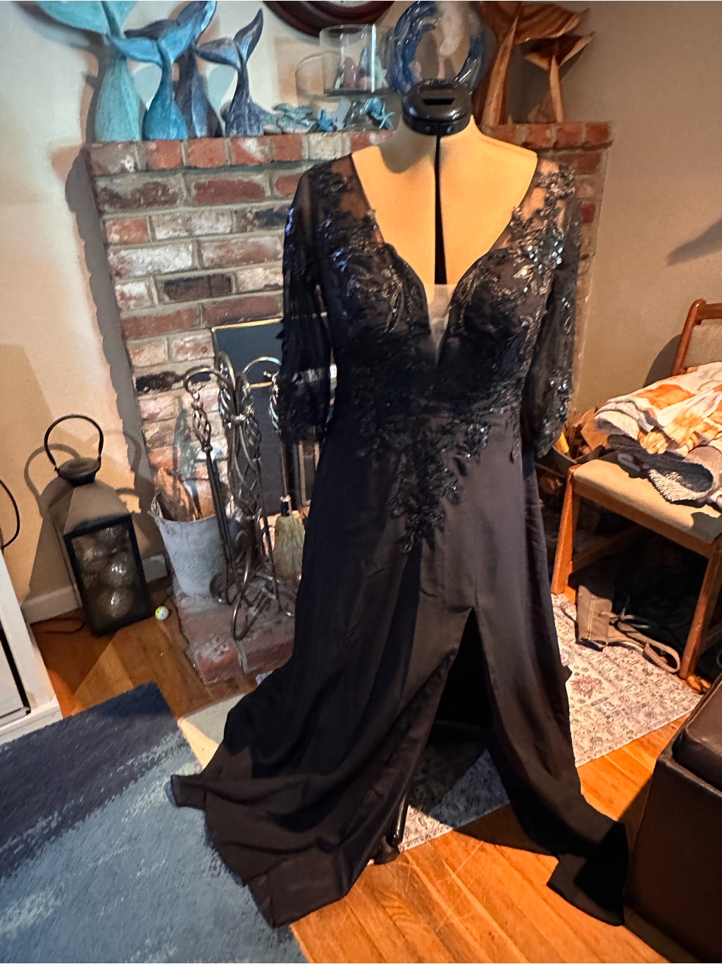 Black Lace-Appliqu V-Neck Evening Chemise